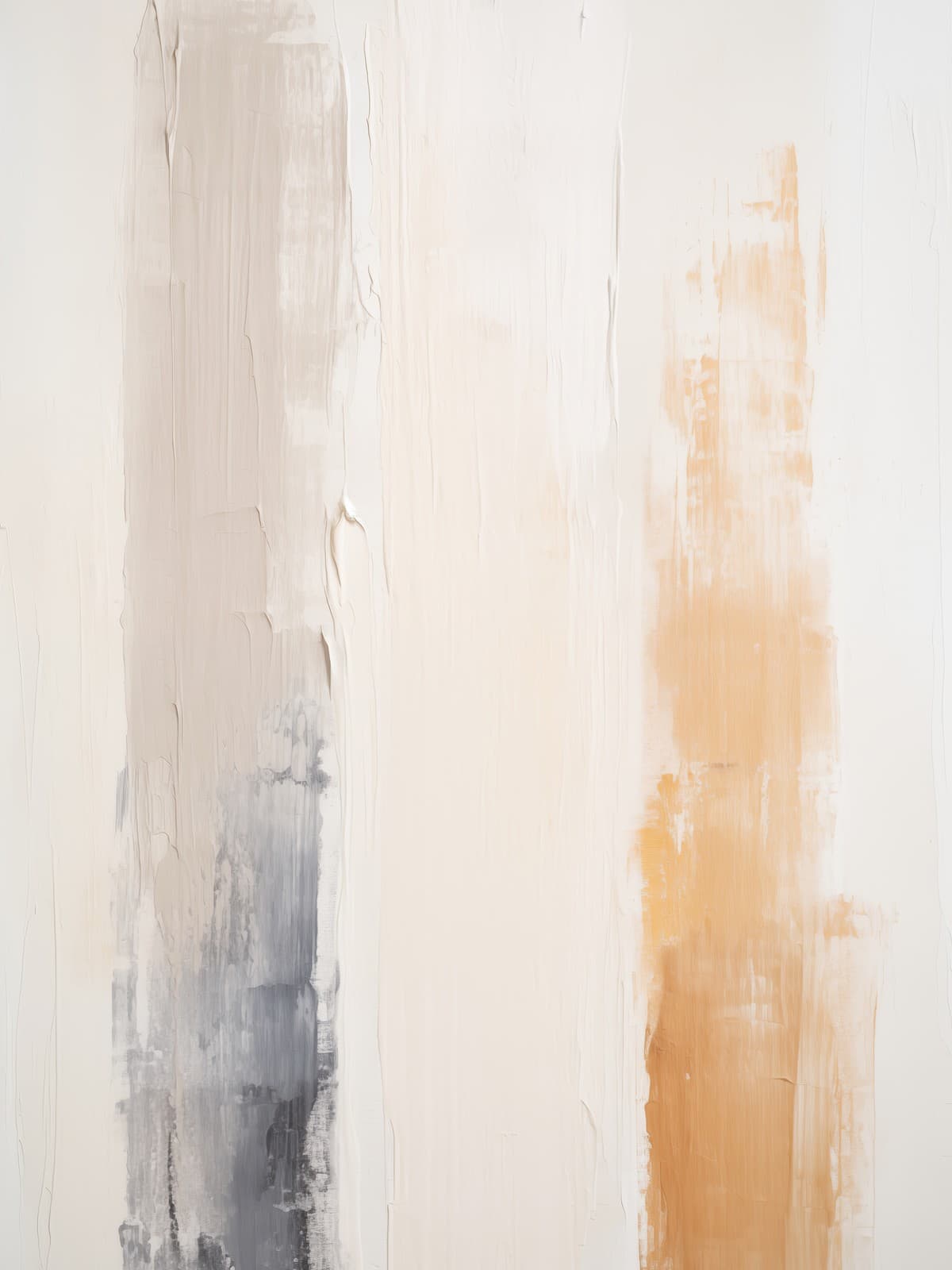 Abstracte compositie met verticale banen in parelgrijs, crème en okerkleur.